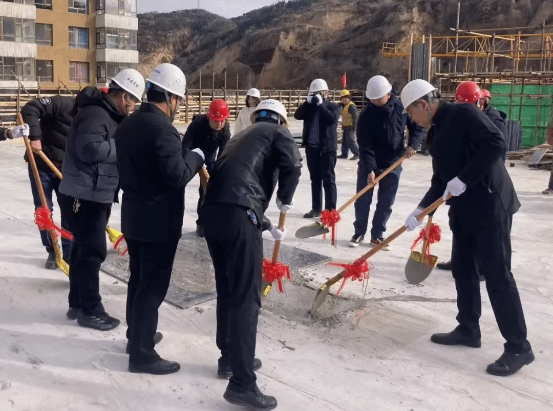山西建投五建集团承建的城北苏家崖沙麻沟安置小区小学Z6尊龙凯时项目主体结构全面封顶
