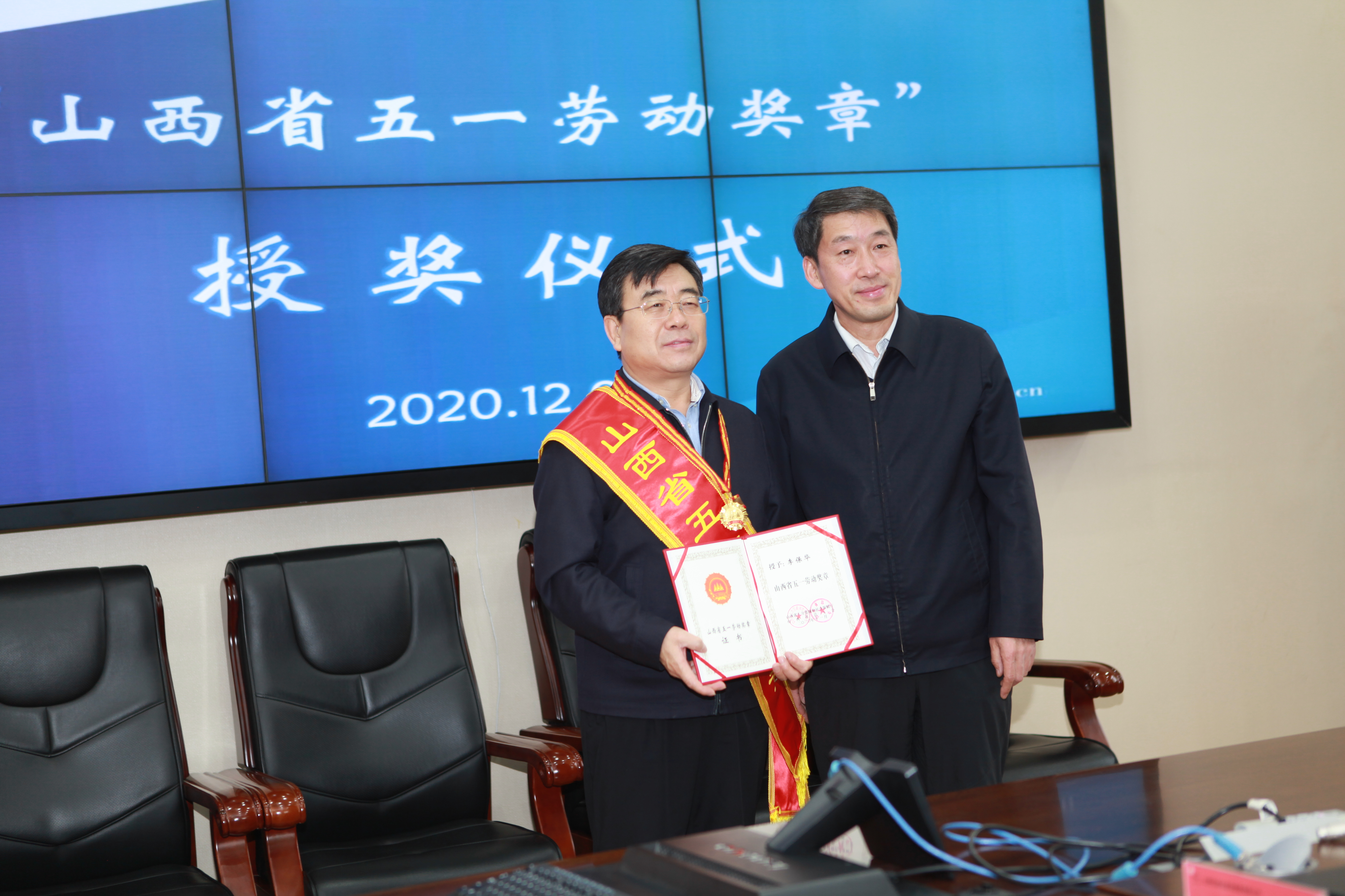 山西省总工会副主席张亚琳一行到山西建投机械化 集团慰问“山西省五一劳动奖章”获得者李保；；；；；；；