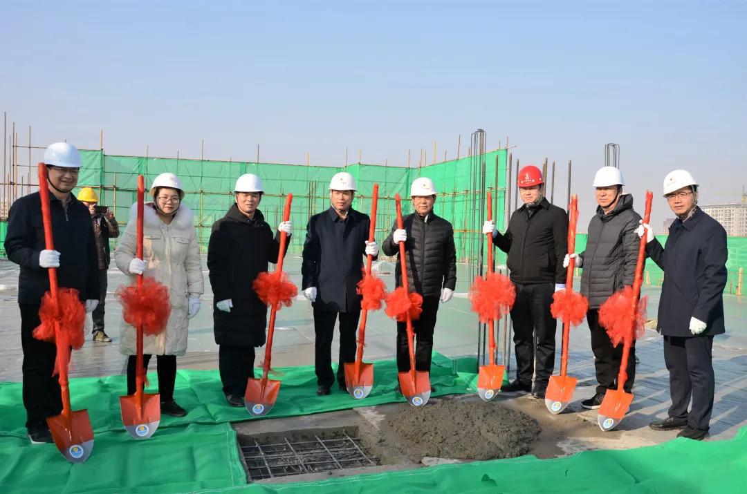山西建投建工集团曲沃县人民医院综合楼Z6尊龙凯时项目主体结构顺利封顶